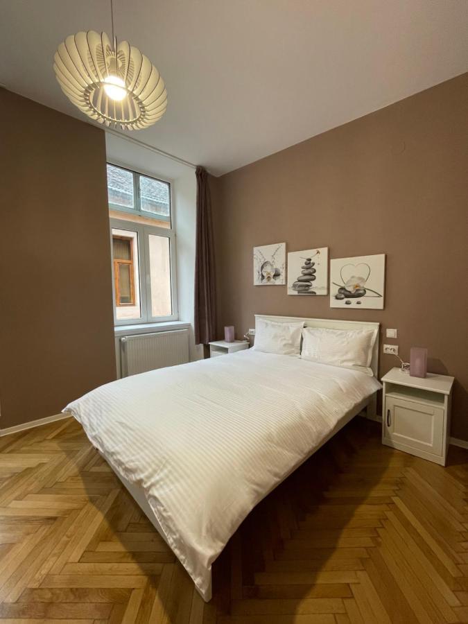 Schei Central Studios In The Heart Of Braşov Exterior foto
